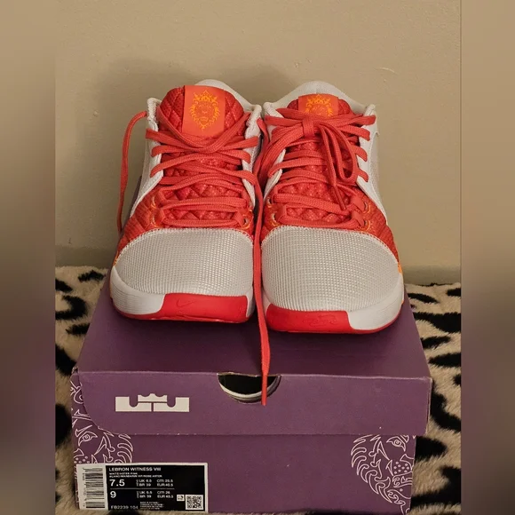 Nike LEBRON WITNESS VIII WOMENS 9 NWT - Picture 4 of 8